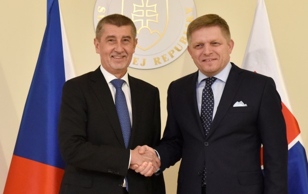 Premiér Andrej Babiš a tehdejší slovenský protějšek Robert Fico při setkání v Bratislavě  (ČTK)