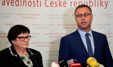 Nejvyšší státní zástupce Pavel Zeman a ministryně spravedlnosti Marie Benešová (za ANO), která jej dohnala k rezignaci. (ČTK)