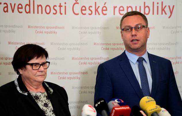 Nejvyšší státní zástupce Pavel Zeman a ministryně spravedlnosti Marie Benešová (za ANO), která jej dohnala k rezignaci. (ČTK)