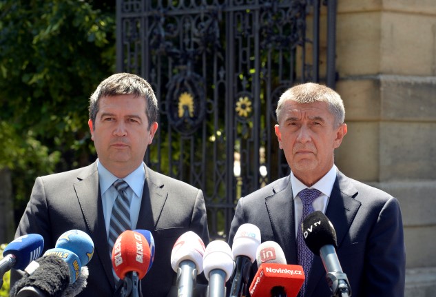 Vicepremiér Jan Hamáček (ČSSD) a premiér Andrej Babiš (ANO)  (ČTK)