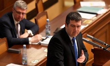 Ministr průmyslu a obchodu Karel Havlíček (ANO) a ministr vnitra Jan Hamáček (ČSSD) v Poslanecké sněmovně (ČTK)