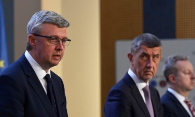 Ministr průmyslu, obchodu a dopravy Karel Havlíček, premiér Andrej Babiš a ministr životního prostředí Richard Brabec (všichni ANO)  (ČTK)