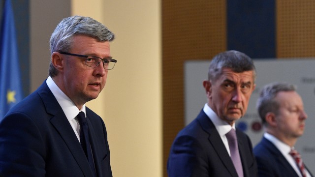 Ministr průmyslu, obchodu a dopravy Karel Havlíček, premiér Andrej Babiš a ministr životního prostředí Richard Brabec (všichni ANO)  (ČTK)