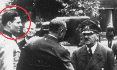 Hrabě Stauffenberg na archivní fotografii.  Časopis Stern zakroužkoval jeho osobu na fotografii s Hitlerem. (stern.de)