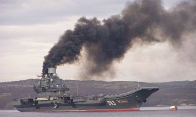 Jedinou ruskou letadlovou loď, 35 let starý křižník Admirál Kuzněcov, prozrazuje kvůli zastaralým kotlům a pohonu na mazut hustý dým.  (Twitter)