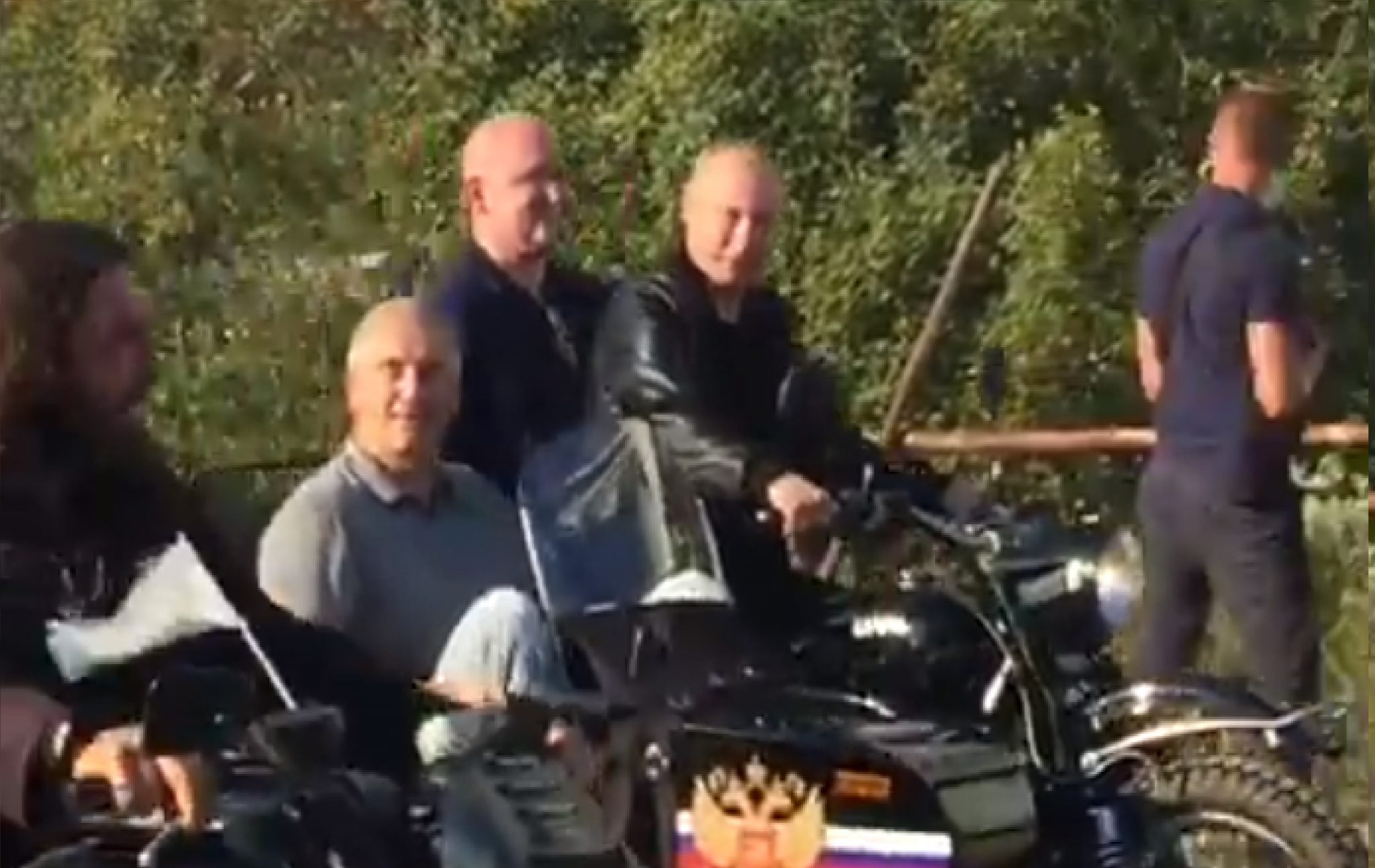 Putin řídí bez přilby. Dopadne na něj ruka spravedlnosti? (Instagram)