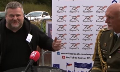 Hynek Blaško a Žarko Jovanovič během rozhovoru pro dezinformační kanál TV Raptor (screenshot TV Raptor)