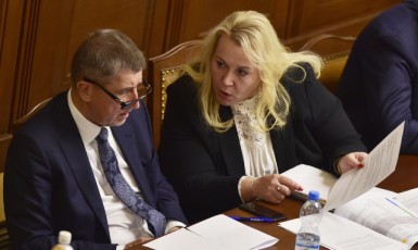 Premiér Andrej Babiš a ministryně pro místní rozvoj Klára Dostálová (oba ANO)
 (ČTK)