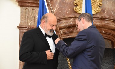 Kněz a teolog Tomáš Halík přijal vyznamenání z rukou německého velvyslance Christopha Isranga (Německé velvyslanectví v Praze)