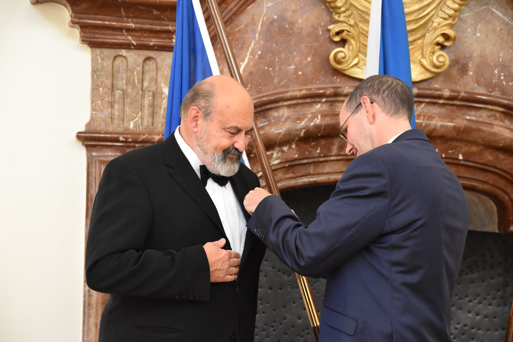 Kněz a teolog Tomáš Halík přijal vyznamenání z rukou německého velvyslance Christopha Isranga (Německé velvyslanectví v Praze)