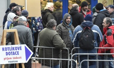 Fronta na žádosti o dotaci na výměnu kotle v Karlovarském kraji
 (ČTK)