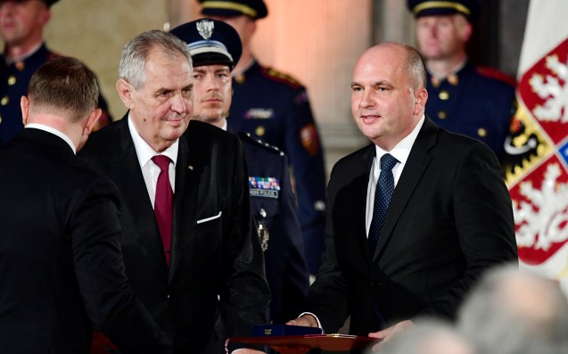 Jaroslav Strnad (vpravo) převzal 28. října 2018  státní vyznamenání od prezidenta Miloše Zemana  (ČTK)