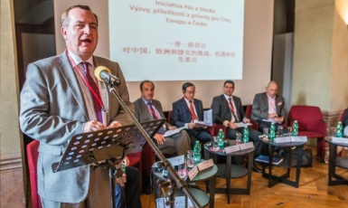 Rektor Tomáš Zima zahajuje v roce 2016 první konferenci pořádanou Česko-čínským centrem UK. (Česko-čínské centrum)
