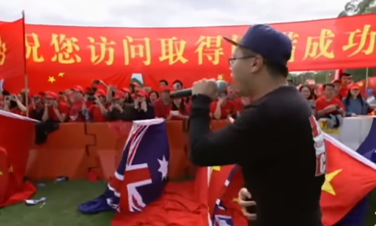I demonstrace loajální čínské komunity v Austrálii probíhají s podporou komunistického aparátu  (Youtube)
