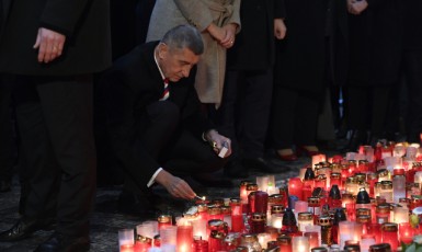 Premiér Andrej Babiš zapálil 17. listopadu 2019 svíčku na Národní třídě v Praze při příležitosti 30. výročí sametové revoluce. (ČTK)