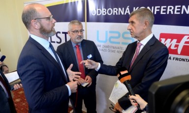 Ministr školství Robert Plaga, předseda Českomoravského odborového svazu pracovníků školství František Dobšík a premiér Andrej Babiš (ČTK)