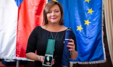 Ministryně financí Alena Schillerová (ANO) s čestnou medailí od Hasičského záchranného sboru ČR (FB AS)