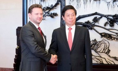 Předseda Poslanecké sněmovny Radek Vondráček (ANO) a předseda čínského parlamentu Li Čan-šu (ČTK)