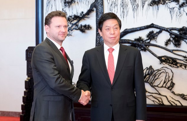 Předseda Poslanecké sněmovny Radek Vondráček (ANO) a předseda čínského parlamentu Li Čan-šu (ČTK)