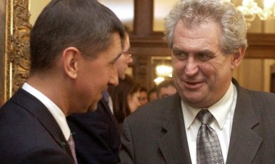 Andrej Babiš s tehdejším premiérem Milošem Zemanem po podpisu smlouvy o prodeji Unipetrolu (ČTK)