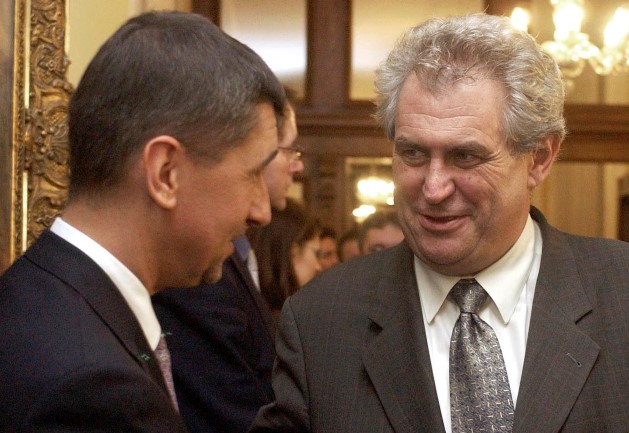 Andrej Babiš s tehdejším premiérem Milošem Zemanem po podpisu smlouvy o prodeji Unipetrolu (ČTK)