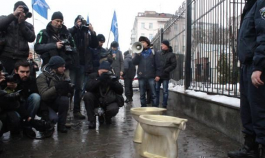 Záchodové mísy před ruským velvyslanectvím v Kyjevě upomínají na krádež zařízení z ukrajinských lodí  (Twitter)