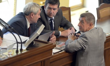 Předseda KSČM Vojtěch Filip, ministr vnitra Jan Hamáček a předseda vlády Andrej Babiš (ČTK)