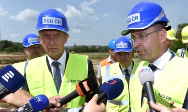 Premiér Andrej Babiš a ministr dopravy Vladimír Kremlík  (ČTK)