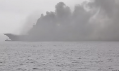 Na jediné ruské letadlové lodi, Adrmirálu Kuzněcovovi, vypukl při sváření požár  (Youtube)