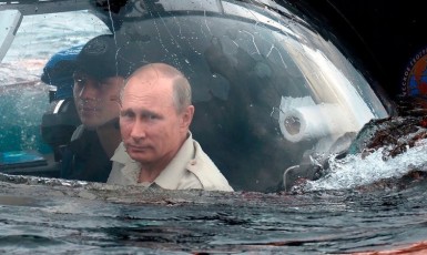 Vladimir Putin se v batyskafu noří do hlubin, kde by si mnoho Rusů přálo, aby také zůstal. Ilustrační snímek (Twitter)