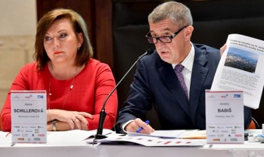 Ministryně financí Alena Schillerová a premiér Andrej Babiš (oba ANO)  (ČTK)