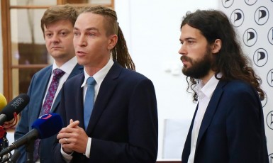 Pirátští poslanci Radek Holomčík, Ivan Bartoš a Mikuláš Ferjenčík  (Piráti)