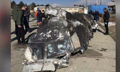 Přední část trupu sestřeleného boeingu ukrajinských aerolinií u Teheránu (BBC)