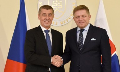 Premiér Andrej Babiš (ANO) a bývalý předseda slovenské vlády Robert Fico (Smer-SD)  (ČTK)