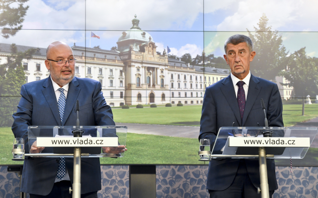 Ministr zemědělství Miroslav Toman (ČSSD) a premiér Andrej Babiš (ANO)
 (ČTK)