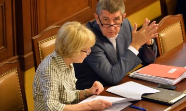 Poslankyně Helena Válková a premiér Andrej Babiš (oba ANO) v Poslanecké sněmovně (ČTK)