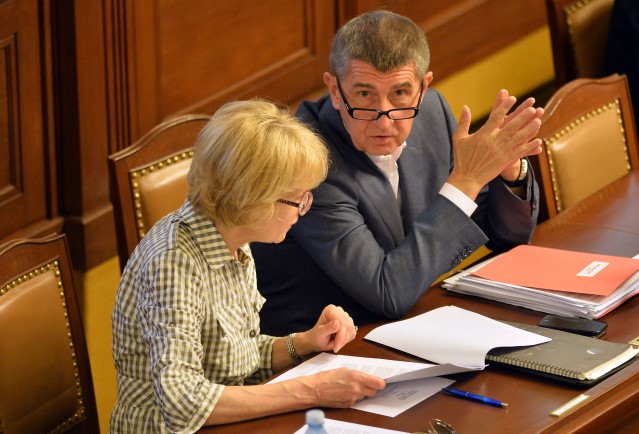 Poslankyně Helena Válková a premiér Andrej Babiš (oba ANO) v Poslanecké sněmovně (ČTK)