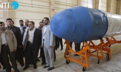Již bývalý prezident Ahmadínedžád si mohl prohlížet výdobytky íránského kosmického průzkumu. (youtube)