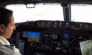 Pilotní kabina letadla Boeing 737 Max. (youtube)