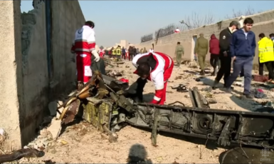 Záchranáři mezi troskami Boeingu ukrajinských aerolinií u Teheránu (Printscreen Youtube)