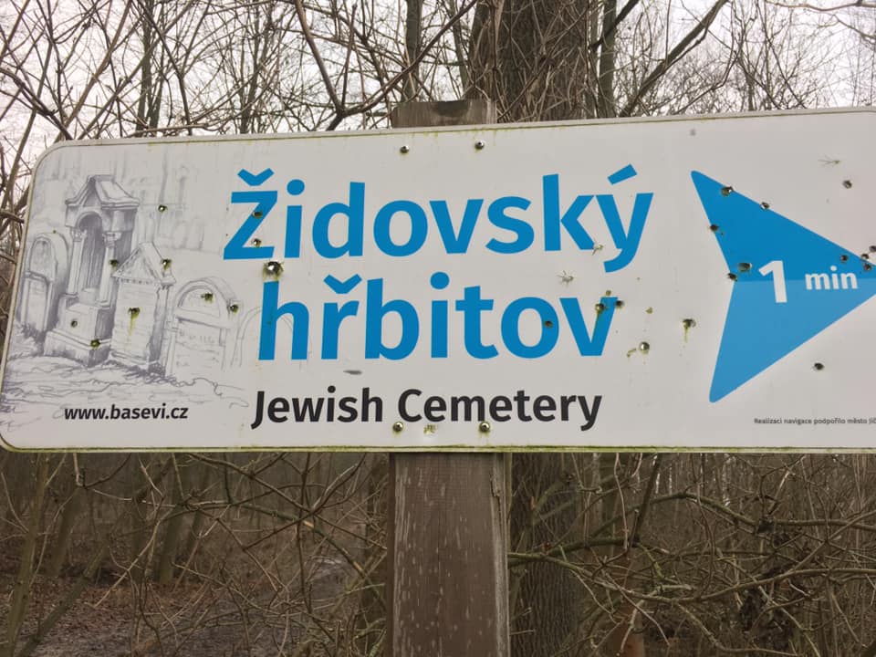Prostřílená cedule u židovského hřbitova v Sedličkách u Jičína  (Tomáš Berný)