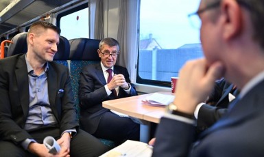 Andrej Babiš a vicepremiér Karel Havlíček ve zvláštním vagónu ČD. Zbytek vlaku sestává z nejhorších vagónů, které dopravce má (FB Andrej Babiš)