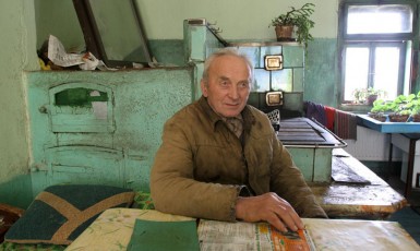 U tohoto stolu jsem seděl a Jakeš byl schovaný pod lavicí, vypráví Jan Pecka  (Post Bellum)