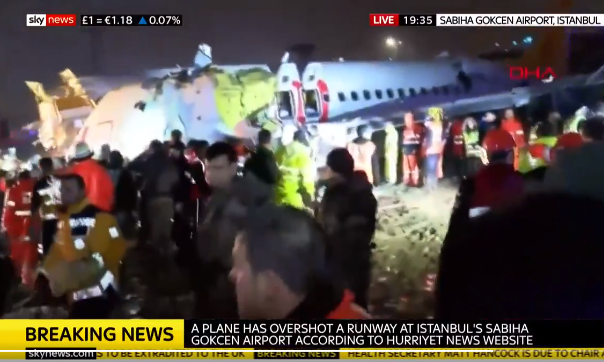 Havarovaný Boeing turecké nízkonákladové společnosti Pegasus  airlines  (Sky News, screenshot)