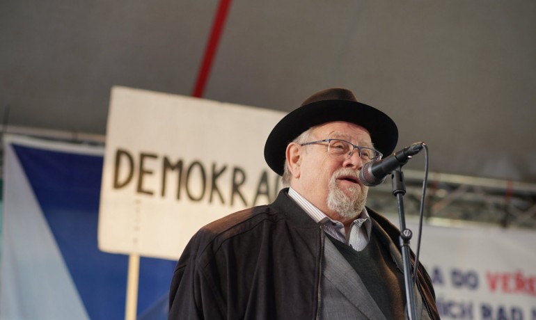 Daniel Kroupa hovoří na demonstraci Milionu chvilek 1. března 2020 v Praze. (FB Milion chvilek pro demokracii)