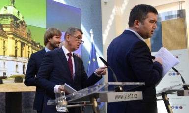 Ministr zdravotnictví Adam Vojtěch, premiér Andrej Babiš a ministr vnitra Jan Hamáček (ČTK)