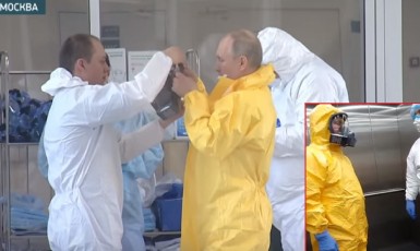 Vladimir Putin na návštěvě nemocnice, kde jsou moskevští pacienti s koronavirem  (YouTube/Kremlin.ru)