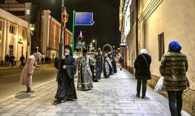 Mniši moskevského kláštera vyrazili kolem jeho zdí do ulic s modlitbami. (Instagram.)