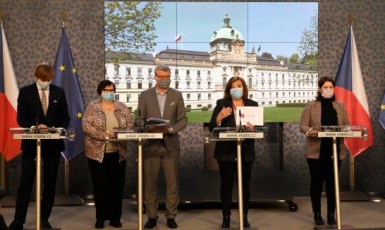 Tisková konference vlády: Adam Vojtěch, Marie Benešová, Karel Havlíček, Alena Schillerová, a Jana Maláčová  (ČTK)