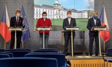 Tisková konference vlády: zleva dnes již bývalý ministr zdravotnictví Adam Vojtěch, ministr vnitra Jan Hamáček, premiér Andrej Babiš, ministr průmyslu, obchodu a dopravy Karel Havlíček  (ČTK)